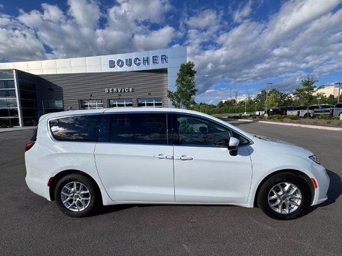 Used 2023 Chrysler Pacifica Touring-L FWD image 3