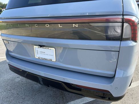 Used 2025 Lincoln Navigator Reserve AWD/4WD image 4