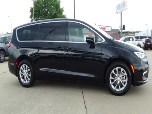 Used 2026 Chrysler Pacifica Limited FWD image 5