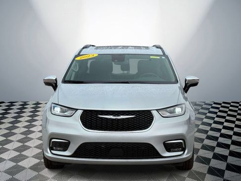 Used 2023 Chrysler Pacifica Limited FWD image 2