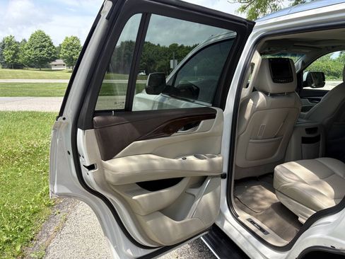 Used 2017 Cadillac Escalade Luxury AWD/4WD image 25
