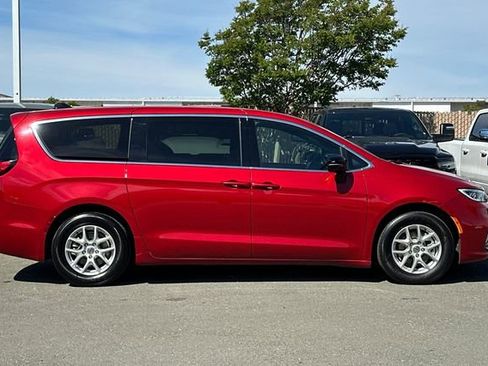 Used 2025 Chrysler Pacifica Select image 3