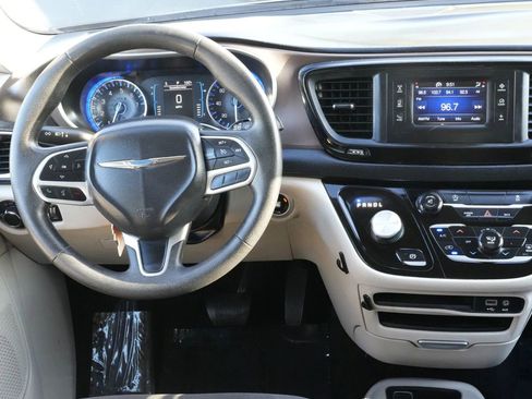 Used 2017 Chrysler Pacifica LX image 4