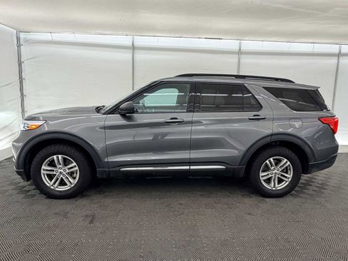 Used 2022 Ford Explorer XLT image 3