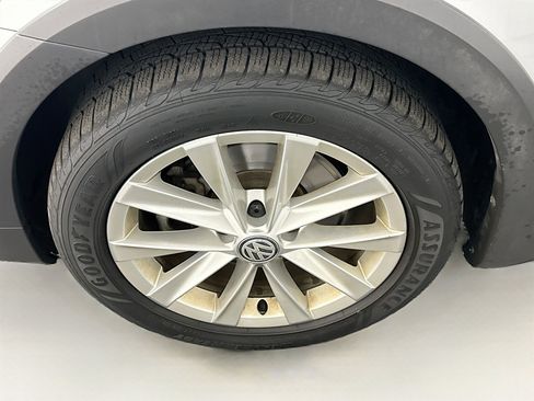 Used 2017 Volkswagen Golf S image 11