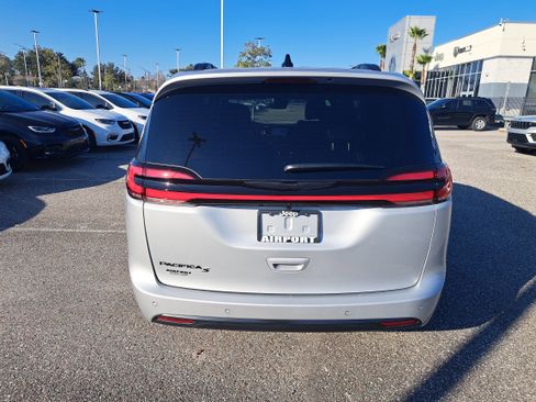 New 2026 Chrysler Pacifica Select image 6