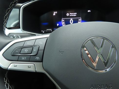 Used 2025 Volkswagen Taos SE w/ Panoramic Sunroof Package FWD image 11