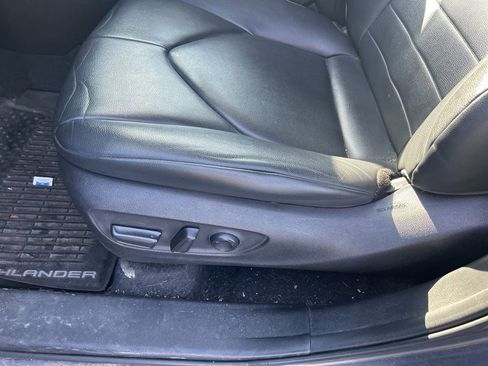 Used 2020 Toyota Highlander XLE image 24