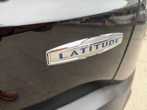 Certified 2020 Jeep Renegade Latitude w/ Cold Weather Group image 28