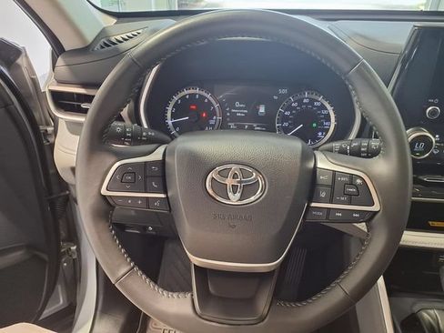 Used 2024 Toyota Highlander XLE AWD/4WD image 8