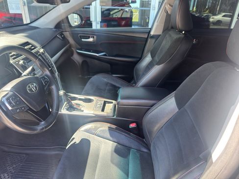 Used 2017 Toyota Camry XSE w/ Moonroof Package FWD image 3