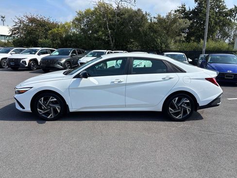 Certified 2025 Hyundai Elantra SEL image 2