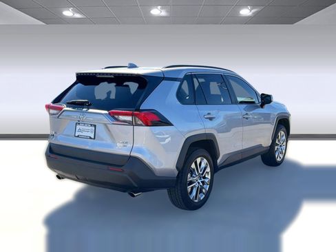 Used 2022 Toyota RAV4 XLE Premium image 9