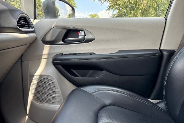 Used 2023 Chrysler Pacifica Touring-L FWD image 20