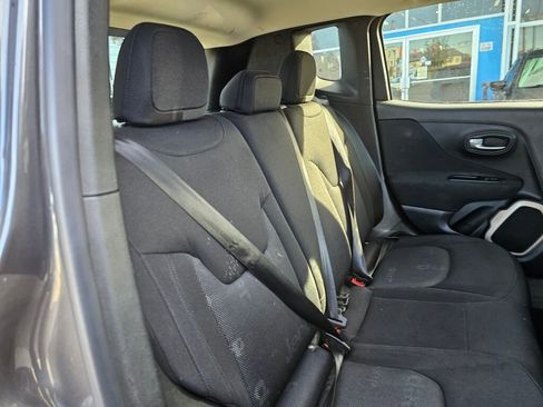 Used 2016 Jeep Renegade Latitude w/ Cold Weather Group image 17