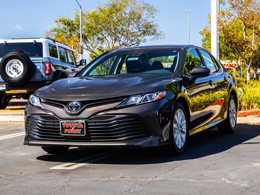 Used 2018 Toyota Camry LE FWD image 3