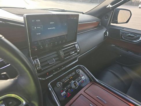 Used 2024 Lincoln Navigator Premiere image 14