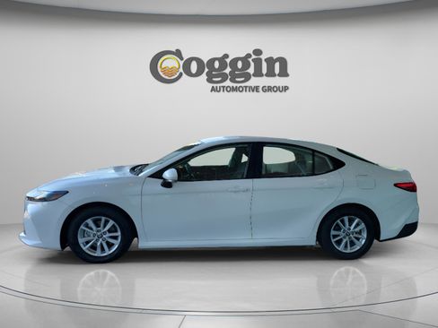 Used 2025 Toyota Camry LE image 2
