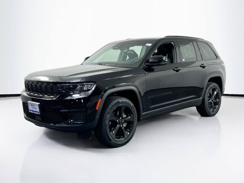 Used 2023 Jeep Grand Cherokee Altitude image 1