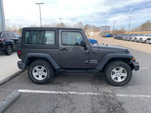 Used 2018 Jeep Wrangler Sport image 3