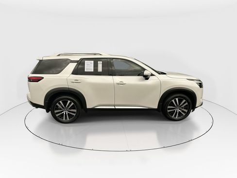 Used 2025 Nissan Pathfinder Platinum AWD/4WD image 9