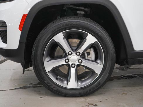 Used 2023 Jeep Grand Cherokee 4WD 4xe w/ Luxury Tech Group II image 30
