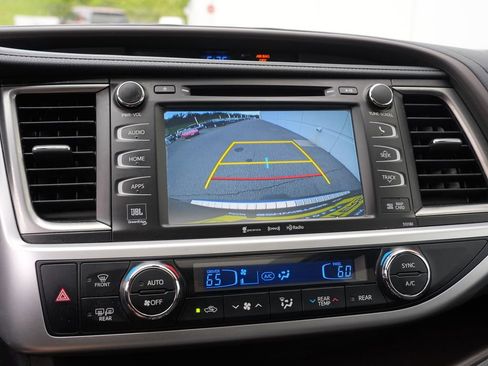 Used 2018 Toyota Highlander Limited AWD/4WD image 38