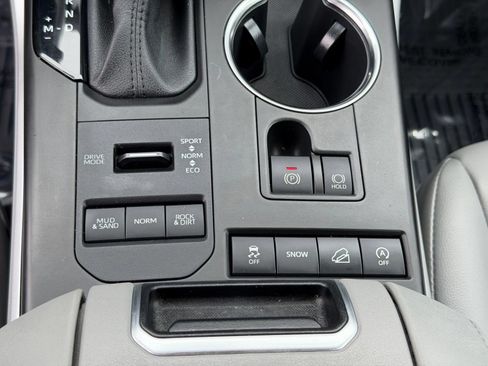 Used 2021 Toyota Highlander XLE AWD/4WD image 23