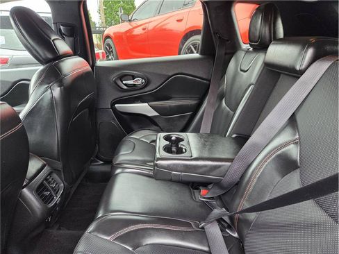 Used 2018 Jeep Cherokee Trailhawk AWD/4WD image 29