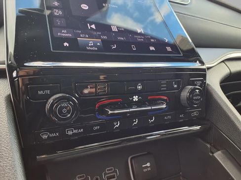 New 2025 Jeep Grand Cherokee Laredo image 7