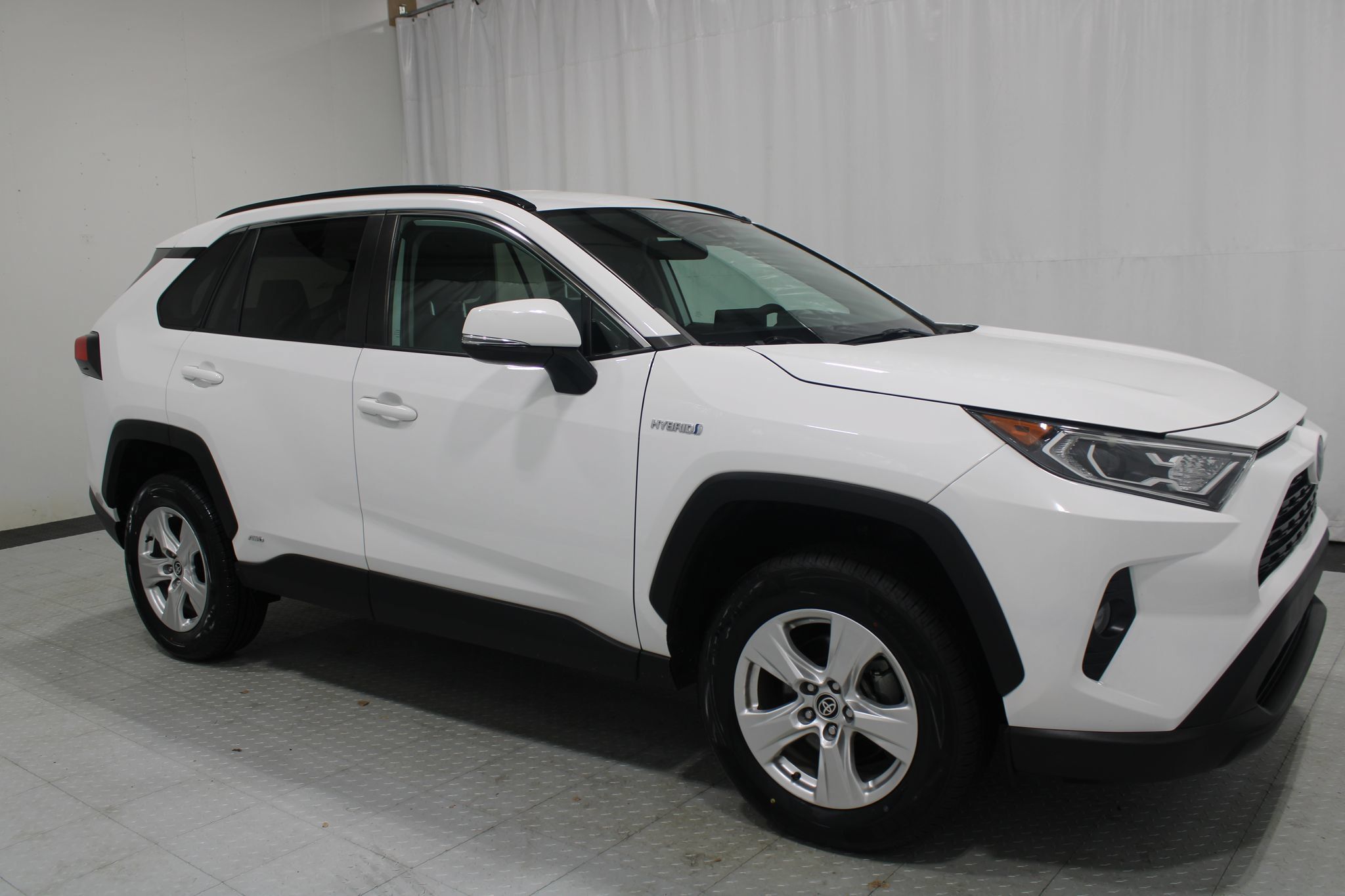 Used 2021 Toyota RAV4 XLE AWD/4WD image 4