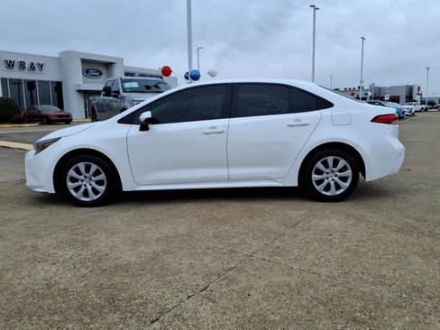 Used 2022 Toyota Corolla LE FWD image 2