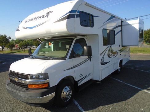 Used 2019 Chevrolet Express 4500 w/ RV Package image 13