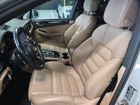 Certified 2023 Porsche Macan AWD/4WD image 5