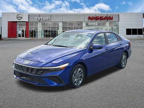 Used 2024 Hyundai Elantra SEL FWD image 3