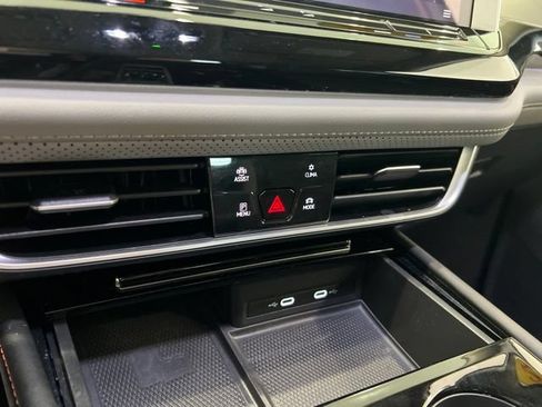 Used 2024 Volkswagen Atlas Peak Edition SE AWD/4WD image 32
