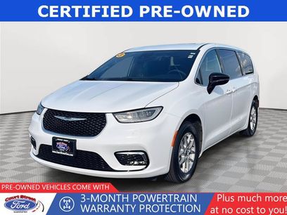 Used 2025 Chrysler Pacifica Select