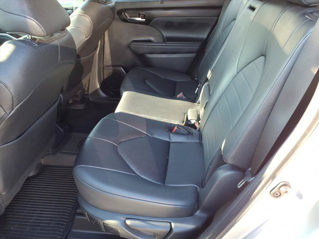 Used 2024 Toyota Highlander XLE AWD/4WD image 7