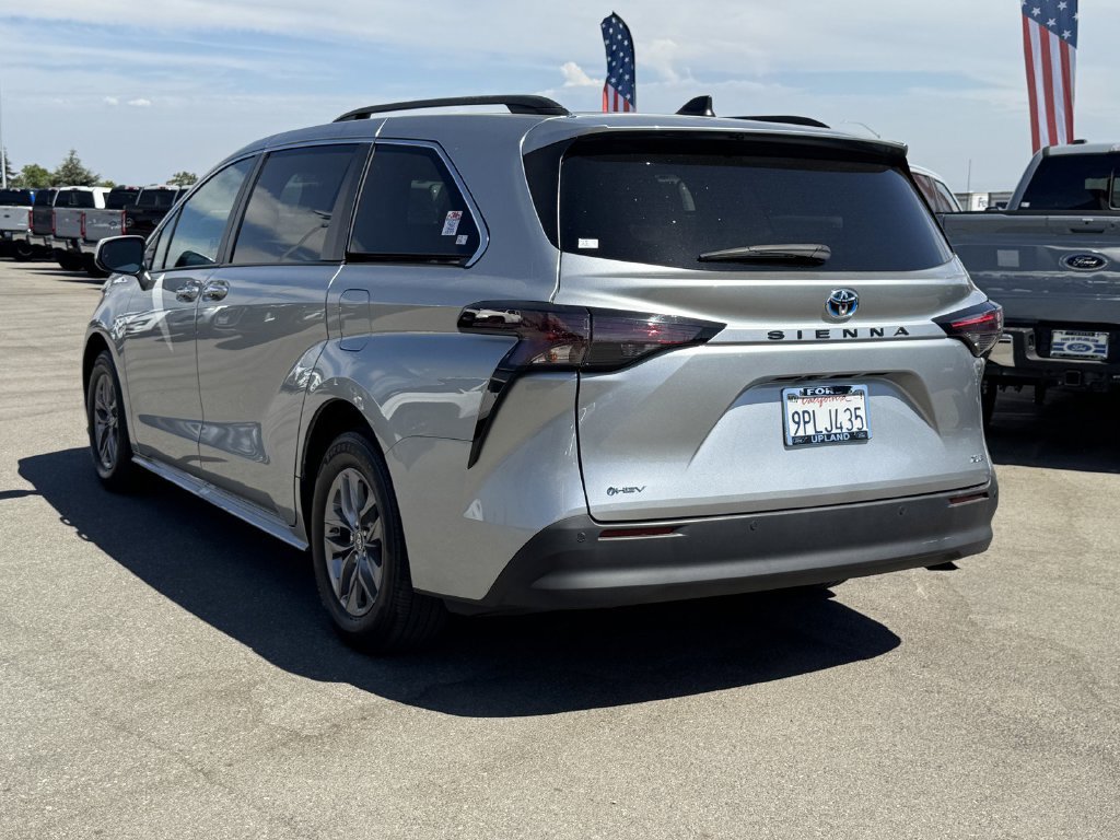Used 2025 Toyota Sienna XLE FWD image 5