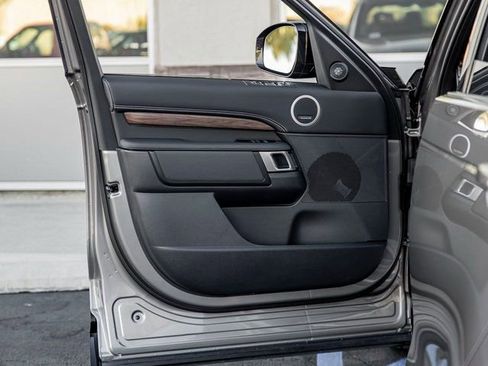 Used 2025 Land Rover Discovery Dynamic SE image 12