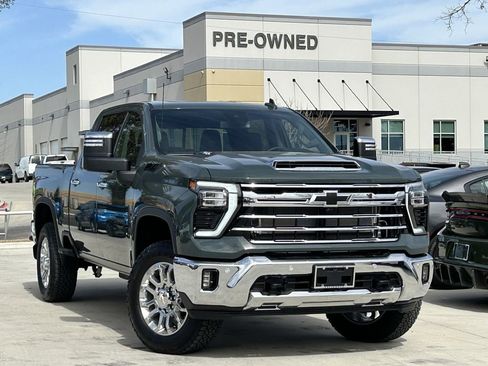 Used 2025 Chevrolet Silverado 2500 LTZ w/ LTZ Convenience Package AWD/4WD image 2