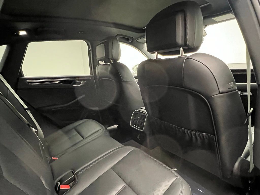Used 2026 Porsche Macan AWD/4WD image 16