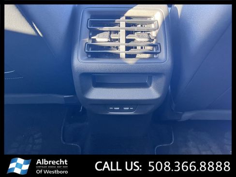 Used 2025 Volkswagen Tiguan SE image 25