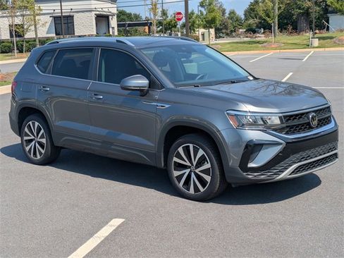 Used 2024 Volkswagen Taos SE image 2