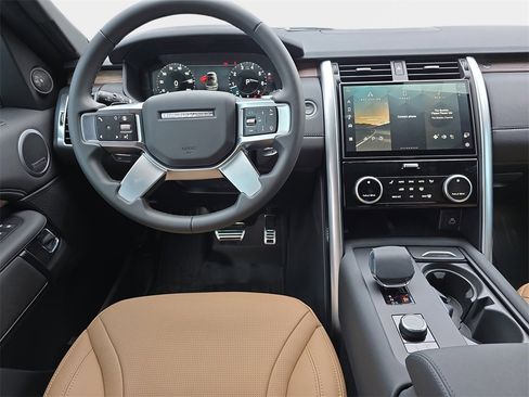 New 2025 Land Rover Discovery Dynamic SE image 17