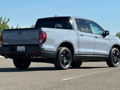 Certified 2024 Honda Ridgeline Black Edition image 3