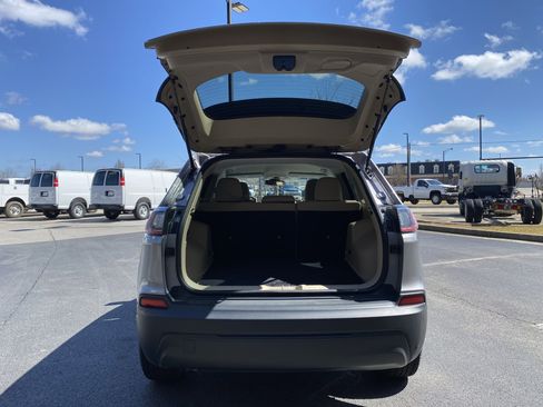 Used 2020 Jeep Cherokee Latitude w/ Cold Weather Group image 11