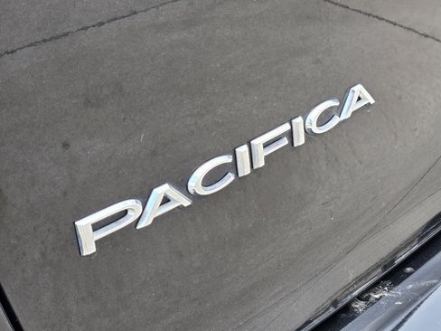 Used 2022 Chrysler Pacifica Touring-L w/ Uconnect Theater Family Group image 16