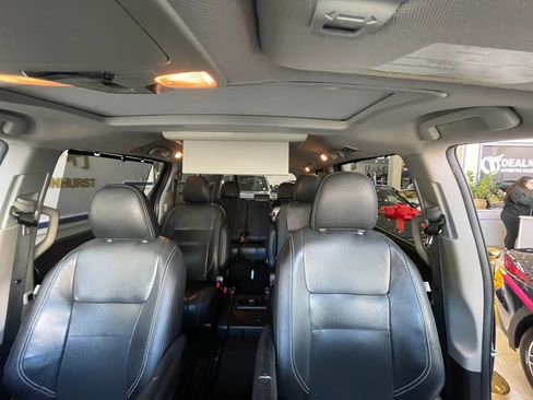 Used 2015 Toyota Sienna SE Premium image 17