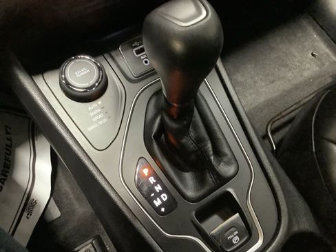 Used 2019 Jeep Cherokee Latitude Plus image 31